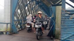 Keterangan foto: suasana Jembatan Cirahong saat tidak ada yang mengatur arus lalu lintas