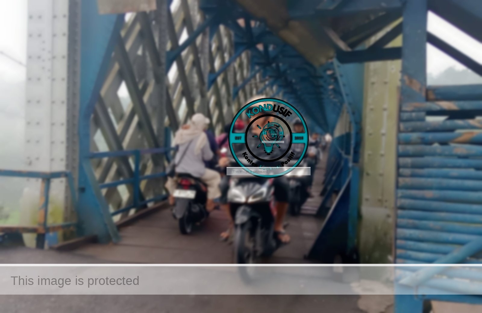 Keterangan foto: suasana Jembatan Cirahong saat tidak ada yang mengatur arus lalu lintas