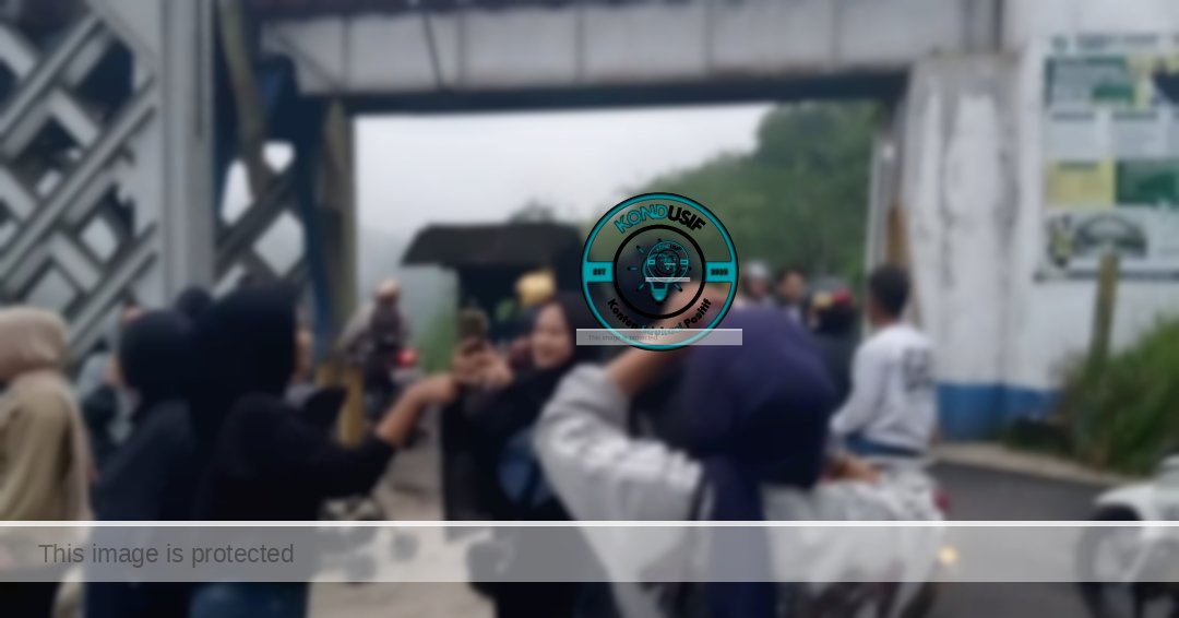 Sejumlah warga dan wisatawan tampak memadati kawasan Jembatan Cirahong, perbatasan Tasikmalaya-Ciamis, pada, Sabtu (4/4/2026) Jembatan peninggalan Belanda yang unik dengan struktur dua tingkat ini masih menjadi daya tarik utama bagi warga lokal untuk sekadar berkumpul maupun berswafoto di sela-sela aktivitas warga yang melintas.