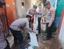 Bahu-Membahu di Ciwalen: Langkah Samapta Polres Garut Sapu Sisa Banjir