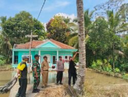 Cegah Pohon Tumbang, Polsek Kawali Bareng TNI-Pemdes Sisir Permukiman di Lumbung