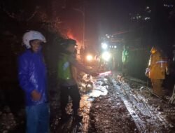 Jalur Garut–Pameungpeuk Lumpuh Tertimbun Longsor di Gunung Gelap, Polisi Berlakukan Buka Tutup