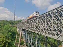 KDM Sidak Jembatan Cirahong, Buktikan Motor Bisa Papasan Tanpa Penjaga Swadaya