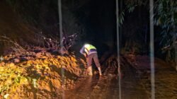 Jalur Pakenjeng Garut Sempat Lumpuh Tertutup Longsor, Polisi Turun Tangan