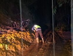 Jalur Pakenjeng Garut Sempat Lumpuh Tertutup Longsor, Polisi Turun Tangan