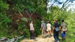 Bahu-membahu, Polisi dan Warga Ciamis Keroyok Material Longsor di Sukamanah