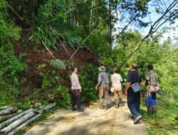 Bahu-membahu, Polisi dan Warga Ciamis Keroyok Material Longsor di Sukamanah