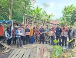 Rumah Panggung Warga Cibalong Roboh Akibat Lapuk, Polisi Langsung Gercep Kirim Bantuan