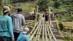 Jembatan di Pakenjeng Garut Putus Diterjang Hujan, Polisi-Warga Bangun Jembatan Darurat