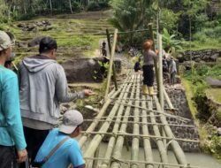 Jembatan di Pakenjeng Garut Putus Diterjang Hujan, Polisi-Warga Bangun Jembatan Darurat