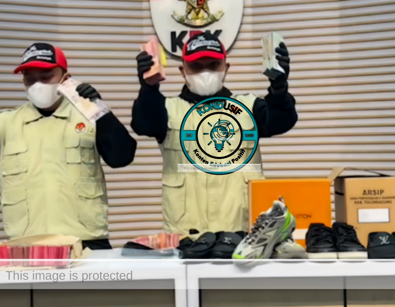 KPK memperlihatkan barang bukti uang tunai dan sepatu Louis Vuitton dalam OTT di Tulungagung, (foto: tangkapan layar instagram/official.kpk)