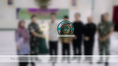 Penyerahan simbolis kunci fasilitas Mandi, Cuci, Kakus (MCK) oleh Komandan Kodim 0613 Ciamis, Letkol Inf. Antonius Ari Widiono, menyerahkan kunci tersebut kepada Bupati Ciamis, Herdiat Sunarya yang kemudian diteruskan langsung kepada Kepala Desa Sukamulya (foto:istimewa).