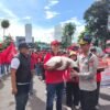 Jurus Humanis Polres Garut Kawal May Day: Bagikan Sembako hingga Snack ke Buruh