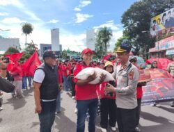 Jurus Humanis Polres Garut Kawal May Day: Bagikan Sembako hingga Snack ke Buruh