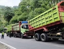 Truk Tronton Patah As di Lebak Jero Garut, Polisi Berlakukan Buka-Tutup Arus