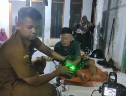 Tak Kenal Waktu, Petugas Disdukcapil Ciamis ‘Gerilya’ hingga Malam Lakukan Perekaman KTP-el Kelompok Rentan