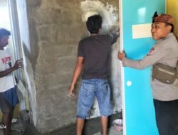 Polisi di Lakbok Turun Tangan Bantu Warga Bangun Toilet Satkamling