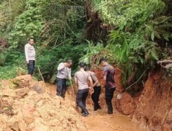 Gerak Cepat! Sat Samapta Polres Ciamis Terjang Lumpur Evakuasi Longsor Cihaurbeuti