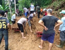Jalan Desa Tertutup Longsor, Personel Polsek Cikoneng Turun Tangan Bersihkan Lumpur