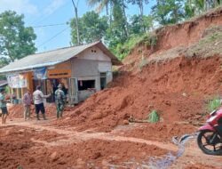 Longsor Terjang Pemukiman di Cihaurbeuti Ciamis: 2 Rumah dan 1 Mushola Tertimbun