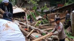 Polisi dan Warga Bahu-membahu Bersihkan Sisa Longsor di Sukamaju Ciamis
