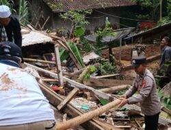 Polisi dan Warga Bahu-membahu Bersihkan Sisa Longsor di Sukamaju Ciamis