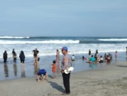 Ombak Ganas, Sat Polairud Polres Garut Larang Wisatawan Berenang di Karangpapak