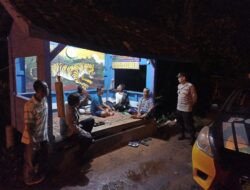 Sambangi Satkamling, Polsek Kawali Ciamis Ajak Warga Rawat Budaya Ronda Malam