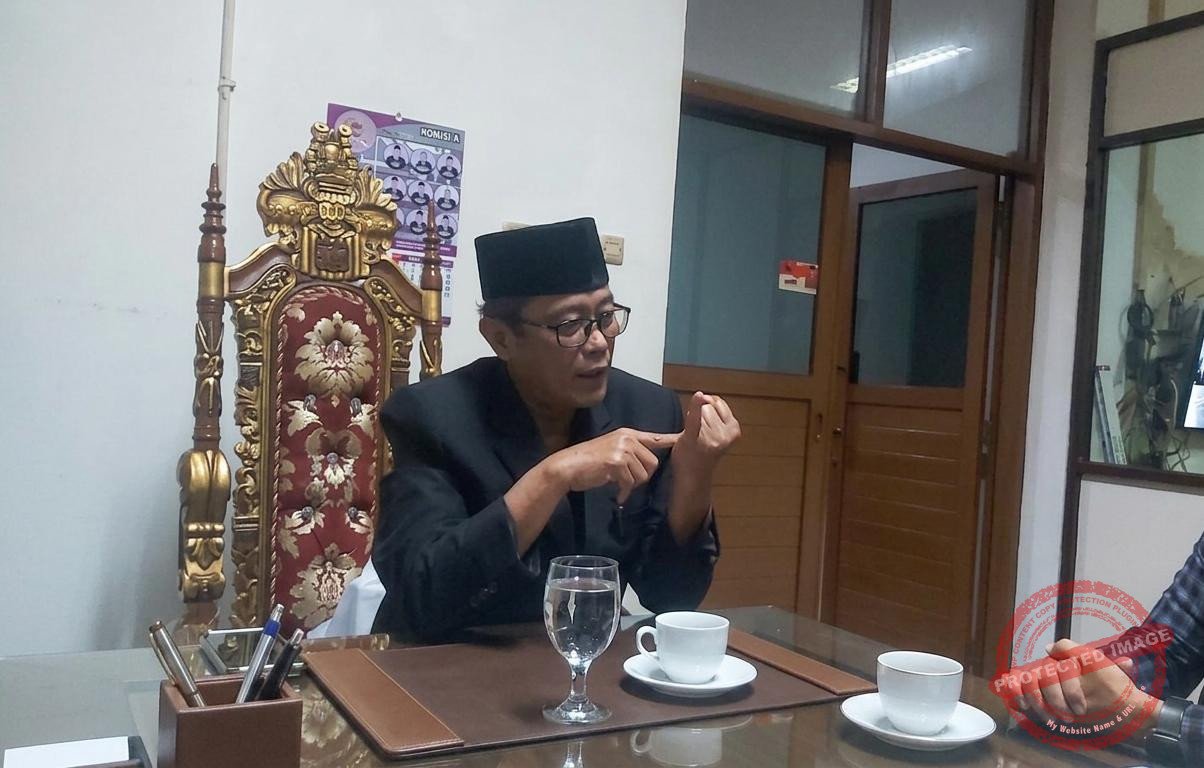 Di balik setelan rapi dan padatnya agenda politik di kursi parlemen, Ketua DPRD Kabupaten Ciamis, Nanang Permana, M.H., menyimpan sisi humanis yang menarik.
