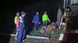 Hujan Deras Guyur Garut, Rumah Warga di Banjarwangi Roboh