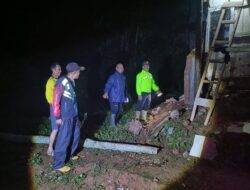 Hujan Deras Guyur Garut, Rumah Warga di Banjarwangi Roboh