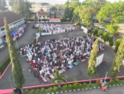 Polres Garut Gelar Salat Iduladha Bersama, Sediakan Makanan Gratis untuk Jemaah