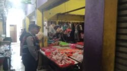 Polisi Blusukan ke Pasar Imbanagara, Borong Imbauan Kamtibmas ke Pedagang