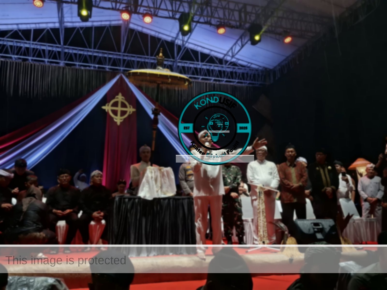 Gubernur Jawa Barat, Dedi Mulyadi (KDM) saat menyampaikan sambutan kegiatan Kirab Mahkota Binokasih Napak Tilas Pajajaran bertajuk 'Kawali Mulang ka Diri' di Astana Gede Kawali (dok:kondusif.com).