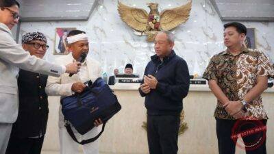Gubernur Jawa Barat, Dedi Mulyadi saat menyerahkan uang kadedeuh untuk Persib (foto: humas pemprov jabar).