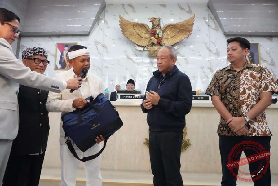 Gubernur Jawa Barat, Dedi Mulyadi saat menyerahkan uang kadedeuh untuk Persib (foto: humas pemprov jabar).