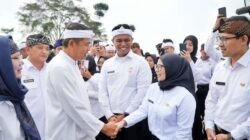 KDM melantik 720 ASN baru di tengah lapangan sepak bola Desa Sukawangi, Kabupaten Bogor. (Dok, foto. Humas Pemprov Jabar)