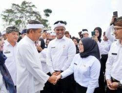 Sentil ASN Jangan Cuma Magang di Gedung Sate, KDM Lantik 720 Pegawai di Lapangan Bola Terpencil