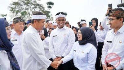 KDM melantik 720 ASN baru di tengah lapangan sepak bola Desa Sukawangi, Kabupaten Bogor. (Dok, foto. Humas Pemprov Jabar)
