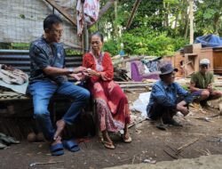 Penjual Cilok dan Lansia di Ciamis Dapat Bantuan Rutilahu dari Bupati