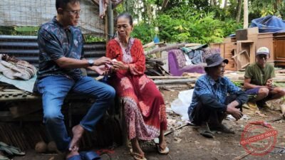 Bupati Ciamis, Herdiat Sunarya saat memberikan bantuan rutilahu (foto:istimewa)