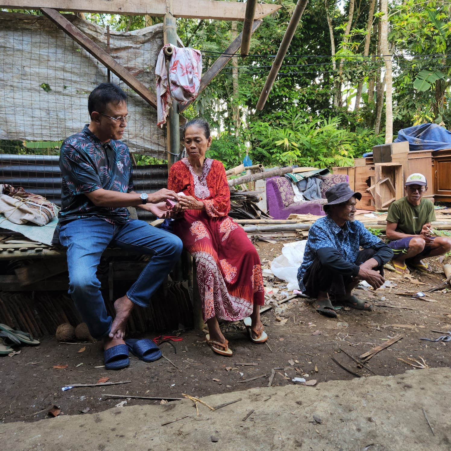 Bupati Ciamis, Herdiat Sunarya saat memberikan bantuan rutilahu (foto:istimewa)