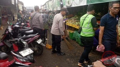 Peringati Hari Lingkungan Hidup, Polsek Kawali Kepung Pasar Galuh untuk Bersih-bersih