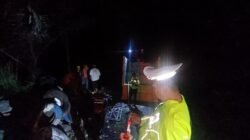 Rem Blong di Tanjakan Pengantin Garut, Truk Berisi 8 Ton Beras Bulog Nyemplung ke Sungai