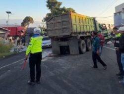 Fuso Vs Tronton Bermuatan Air Mineral Tabrakan di Malangbong Garut