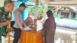 Polisi Kawal Ketat Pembagian Bansos Pangan 406 Warga di Purwadadi Ciamis