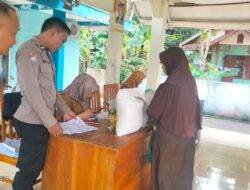 Polisi Kawal Ketat Pembagian Bansos Pangan 406 Warga di Purwadadi Ciamis
