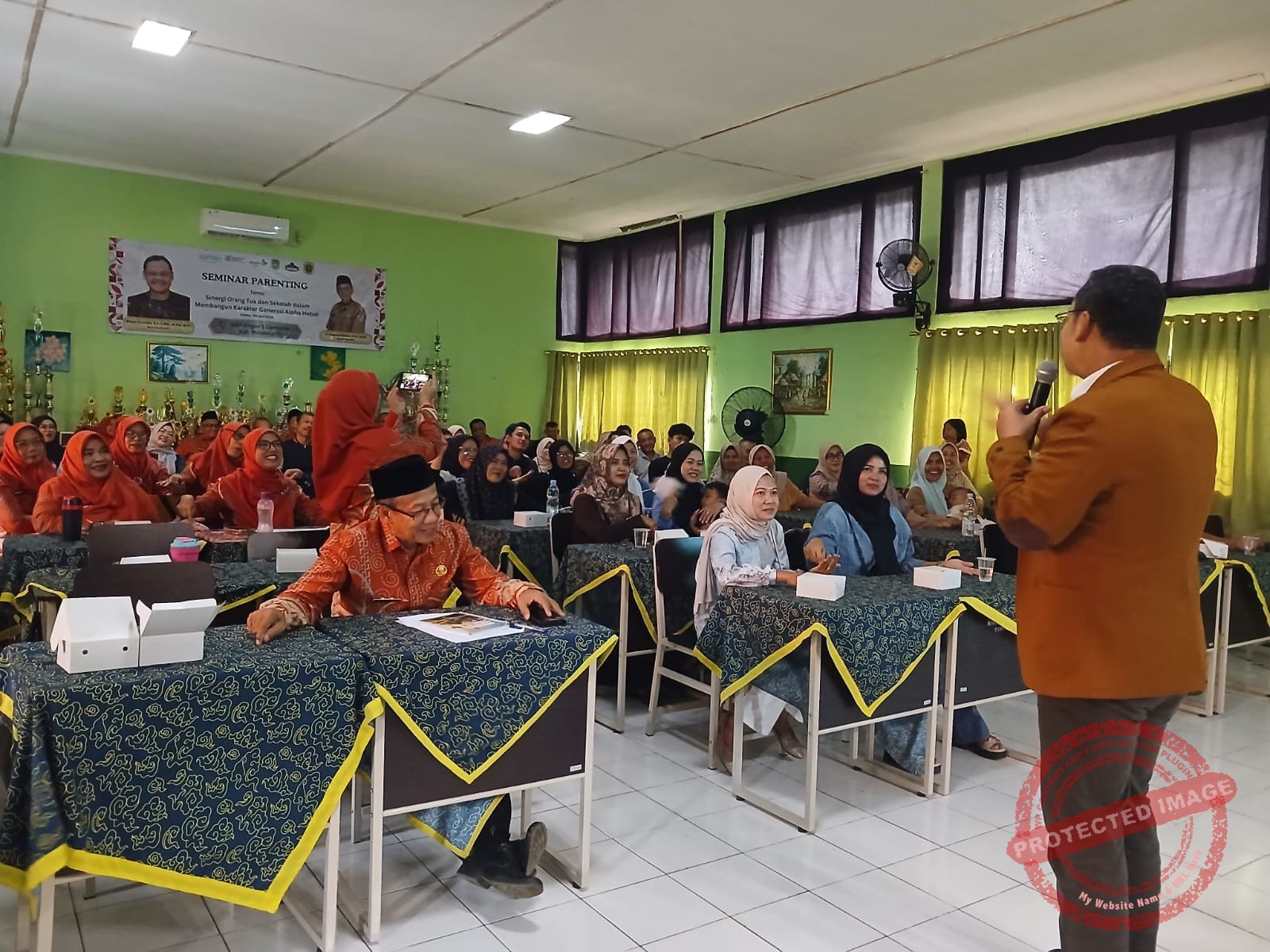 Suasana interaktif Seminar Parenting di SMPN 1 Campaka, Purwakarta, Kamis (4/6/2026). Kegiatan ini sengaja digelar pihak sekolah untuk menggandeng orang tua siswa agar satu visi dalam membangun karakter anak di tengah derasnya era digital. (Foto: Dok. Istimewa)