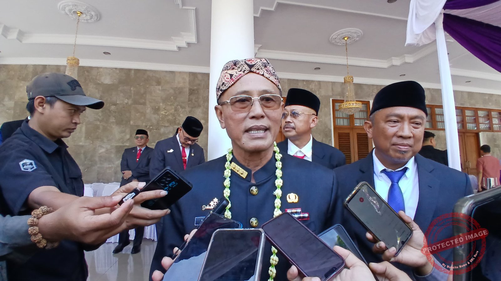 Bupati Ciamis, Herdiat Sunarya saat diwawancara menjelaskan makna Guyub Ngawangun Galuh di Hari Jadi Ciamis ke-384. (Foto: Hasna Ismie Lutfiyah/kondusif.com).