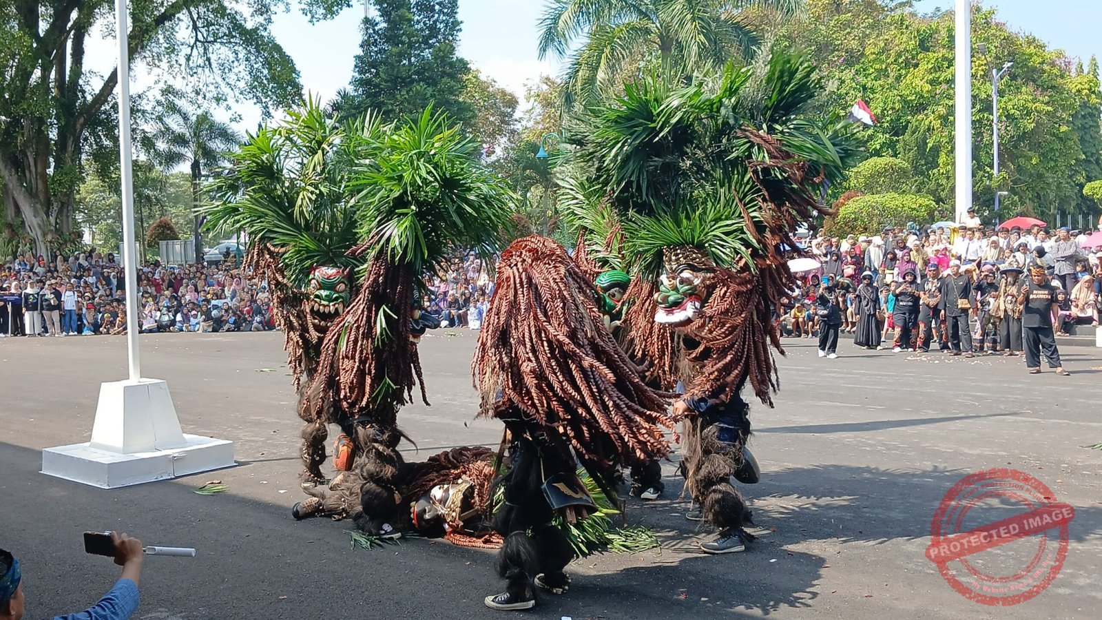 Kesenian Bebegig Sukamantri saat Galuh Ethnic Carnival di Pendopo Bupati Ciamis. (Dok, kondusif.com/hasna ismie lutfiyah).